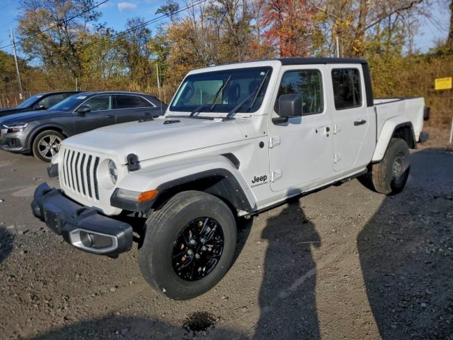 Salvage 2022 Jeep Gladiator  in White