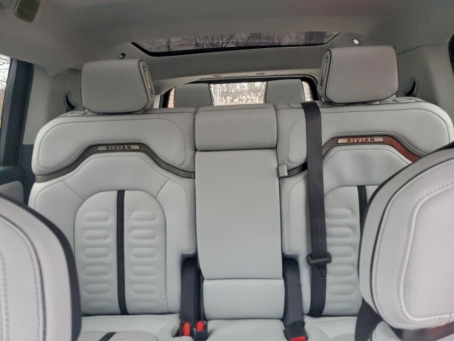 Salvage 2023 Rivian R1s Adventure in Silver