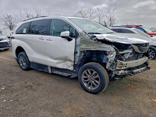 Salvage 2023 Toyota Sienna Braunability in White