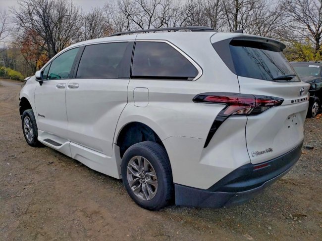 Salvage 2023 Toyota Sienna Braunability in White