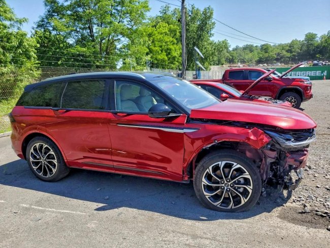 Salvage 2025 Lincoln Nautilus  in Burgundy