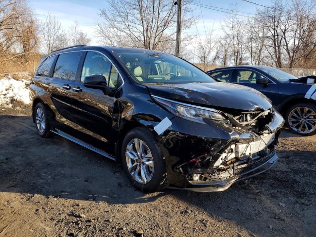 Salvage 2025 Toyota Sienna Xle in Black