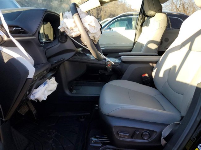 Salvage 2025 Toyota Sienna Xle in Black