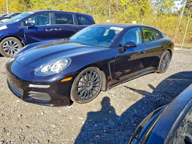 Salvage 2016 Porsche Panamera  in Black