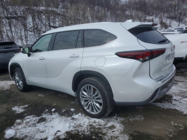 Salvage 2025 Toyota Highlander Hybrid Limited in White