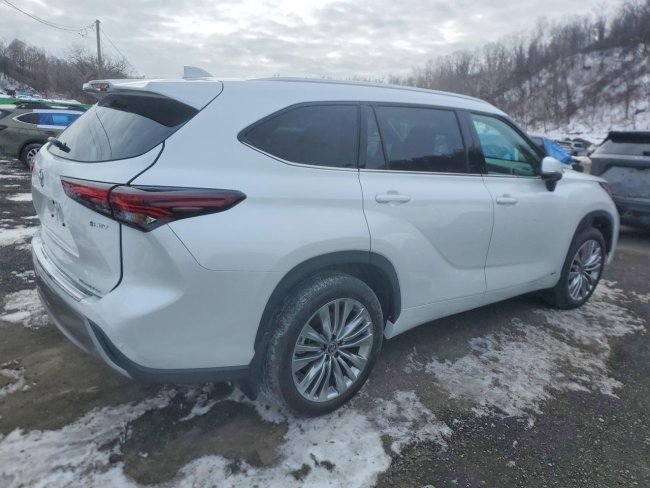 Salvage 2025 Toyota Highlander Hybrid Limited in White