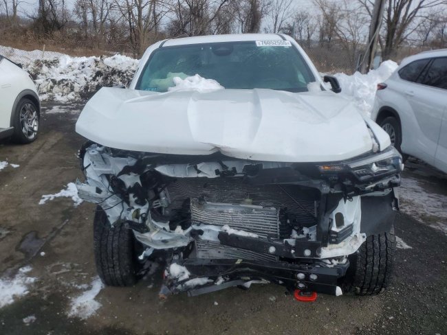 Salvage 2025 Chevrolet Colorado Z71 in Белый