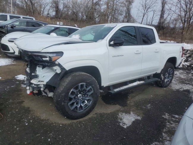 Salvage 2025 Chevrolet Colorado Z71 in Белый