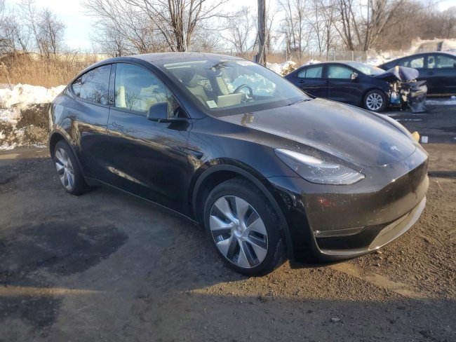 Salvage 2024 Tesla Model Y  in Black