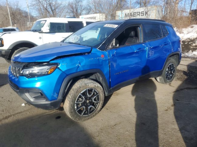 Salvage 2025 Jeep Compass Trailhawk in Blue