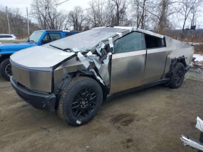 Salvage 2025 Tesla Cybertruck  in Gray