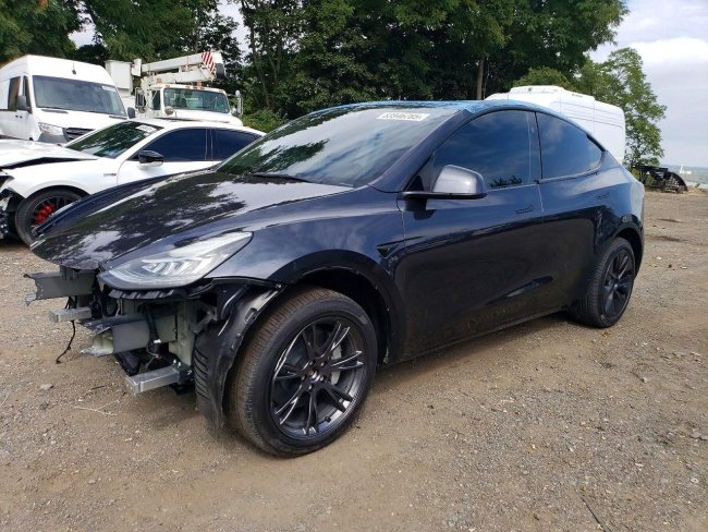 Salvage 2025 Tesla Model Y  in Gray