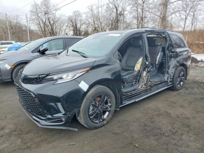Salvage 2025 Toyota Sienna Xse in Черный