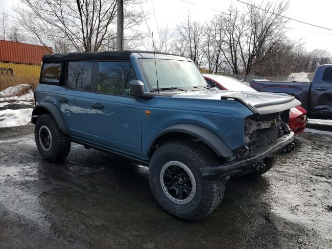 Salvage 2022 Ford Bronco Badlands in Синий