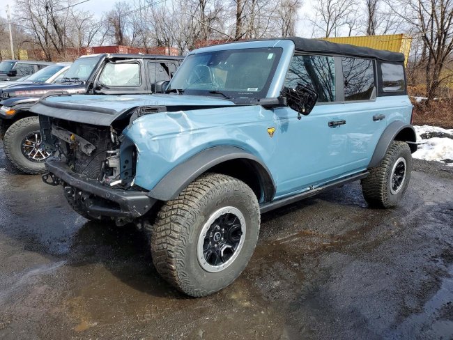 Salvage 2022 Ford Bronco Badlands in Синий
