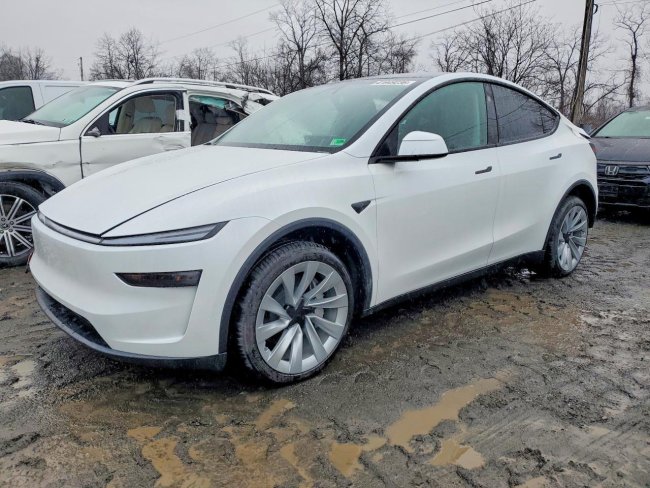 Salvage 2026 Tesla Model Y  in White