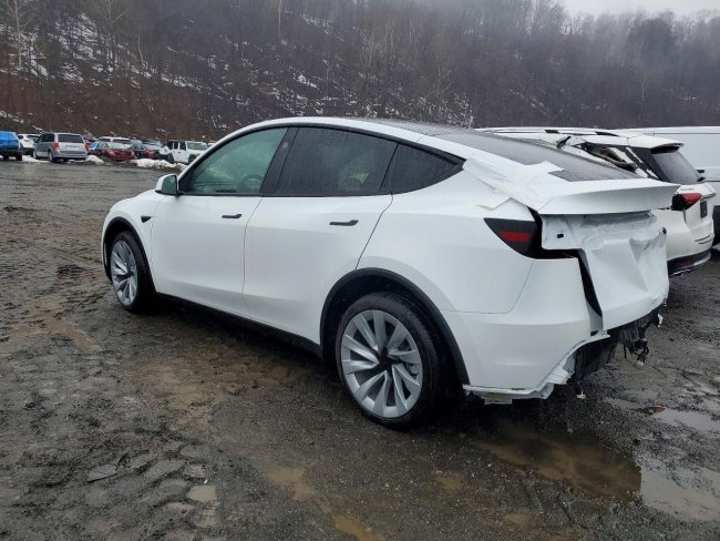 Salvage 2026 Tesla Model Y  in White