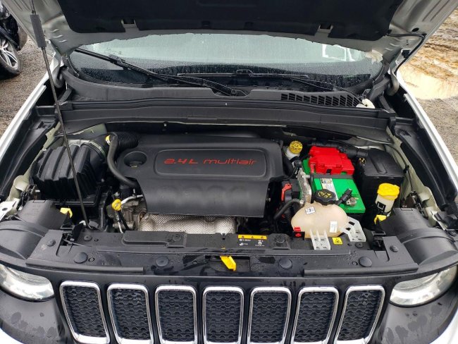 Salvage 2019 Jeep Renegade Latitude in Gray