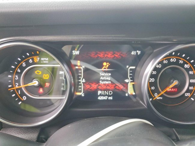 Salvage 2022 Jeep Wrangler Unlimited Sahara in Белый