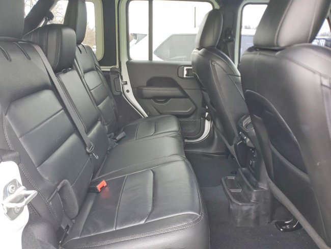 Salvage 2022 Jeep Wrangler Unlimited Sahara in Белый