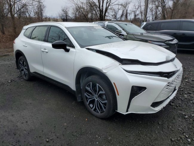 Salvage 2025 Toyota Crown Signia Xle in Белый