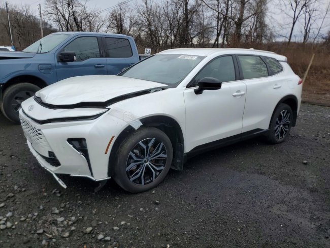 Salvage 2025 Toyota Crown Signia Xle in Белый