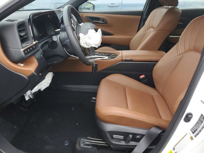 Salvage 2025 Toyota Crown Signia Xle in Белый