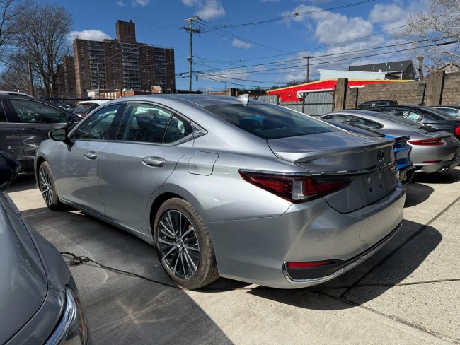 Salvage 2024 Lexus Es300 H in Silver