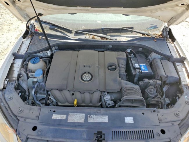 Salvage 2013 Volkswagen Passat Se in White