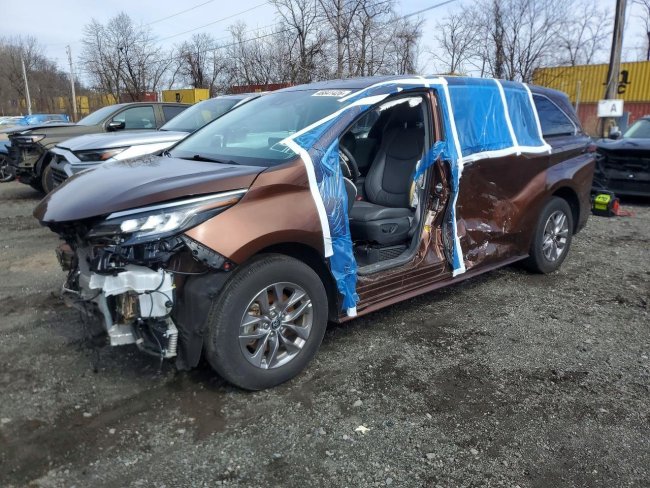 Salvage 2023 Toyota Sienna  in Brown