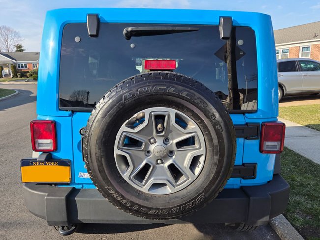 Salvage 2017 Jeep Wrangler Rubicon Unlimited in Blue