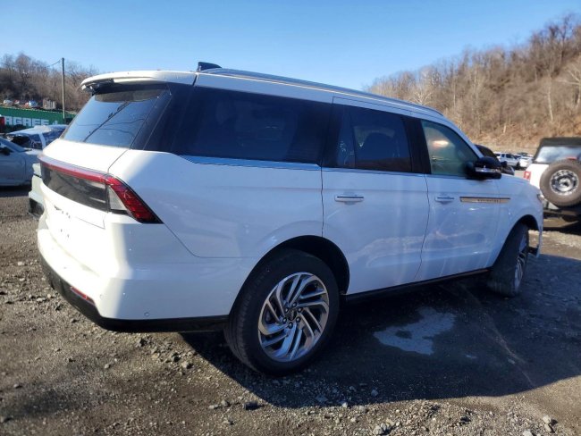 Salvage 2025 Lincoln Navigator  in White
