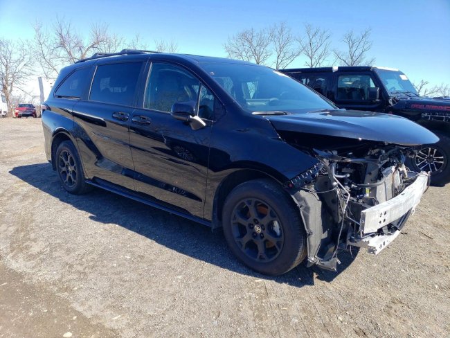 Salvage 2025 Toyota Sienna Woodland Edition in Black