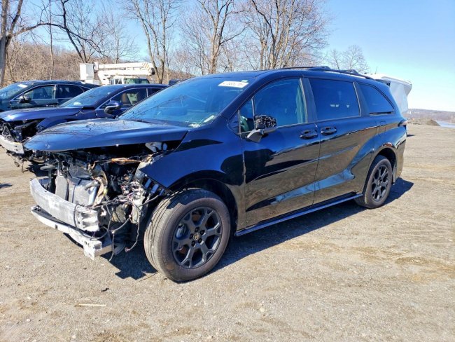 Salvage 2025 Toyota Sienna Woodland Edition in Black