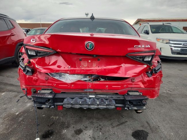 Salvage 2018 Alfa Romeo Giulia Ti Q4 in Красный