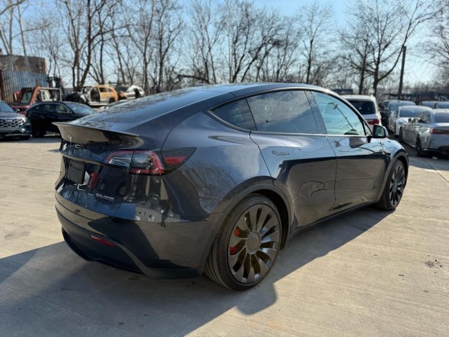Salvage 2025 Tesla Model Y  in Серый