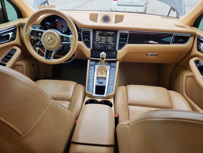 Salvage 2016 Porsche Macan S in Black