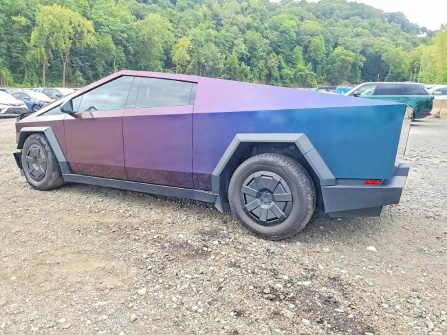 Salvage 2024 Tesla Cybertruck  in Gray