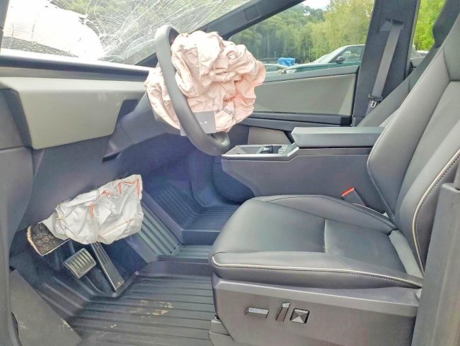 Salvage 2024 Tesla Cybertruck  in Gray