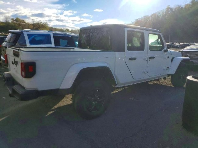 Salvage 2022 Jeep Gladiator  in White