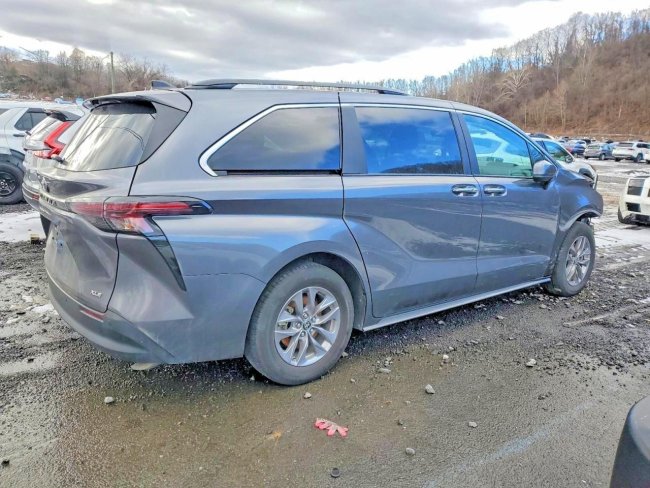 Salvage 2025 Toyota Sienna Xle in Серый