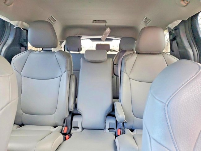 Salvage 2025 Toyota Sienna Xle in Серый