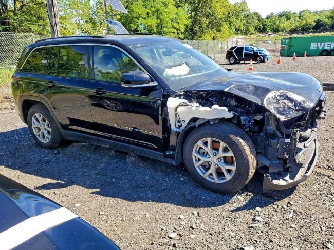 Salvage 2023 Jeep Grand Cherokee Limited in Black
