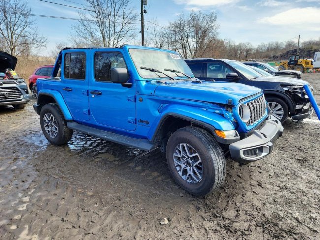 Salvage 2025 Jeep Wrangler Sahara in Синий