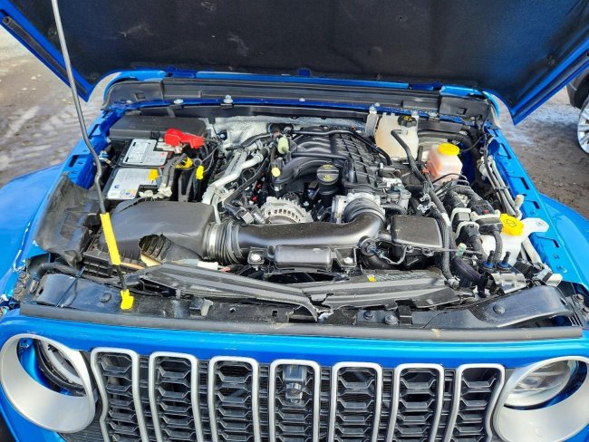 Salvage 2025 Jeep Wrangler Sahara in Синий