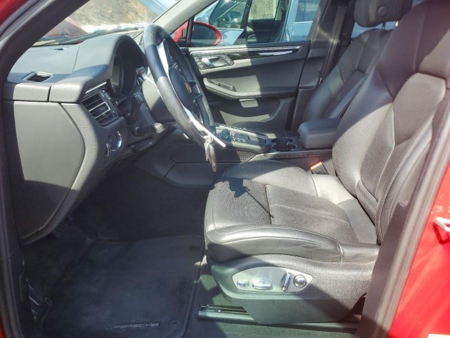 Salvage 2021 Porsche Macan S in Красный