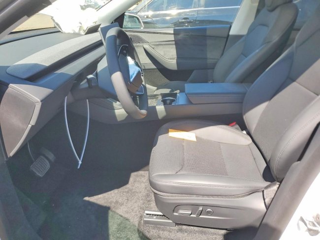 Salvage 2026 Tesla Model Y  in Белый