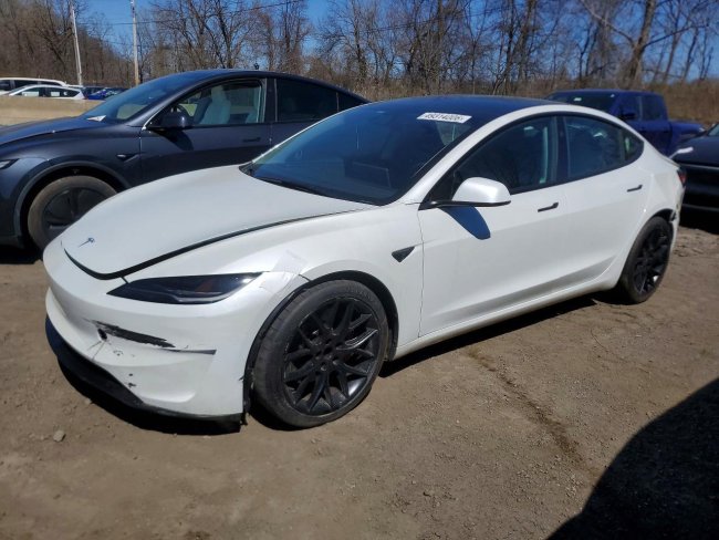 Salvage 2025 Tesla Model Performance in Белый