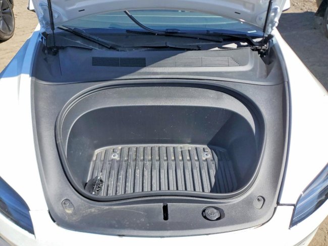 Salvage 2025 Tesla Model Performance in Белый