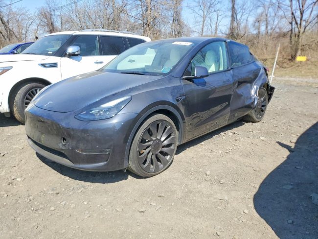 Salvage 2025 Tesla Model Y  in Серый